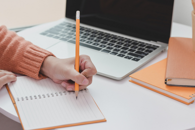 Escrita em inglês por uma mulher e seu notebook