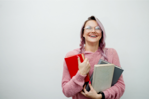 Menina com livros na mão. Estudar inglês